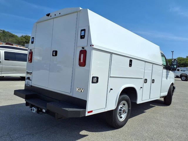 2025 GMC Savana Base Image 4 of 25