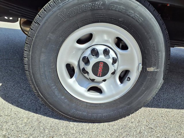 2025 GMC Savana Base Image 7 of 25