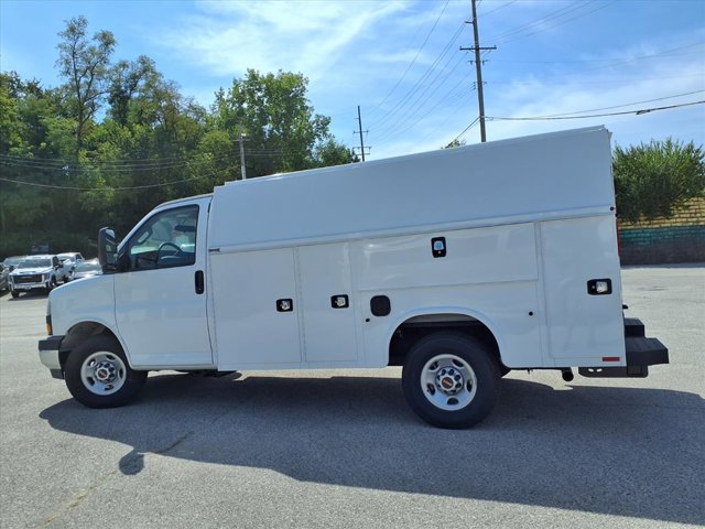 2025 GMC Savana Base Image 6 of 25