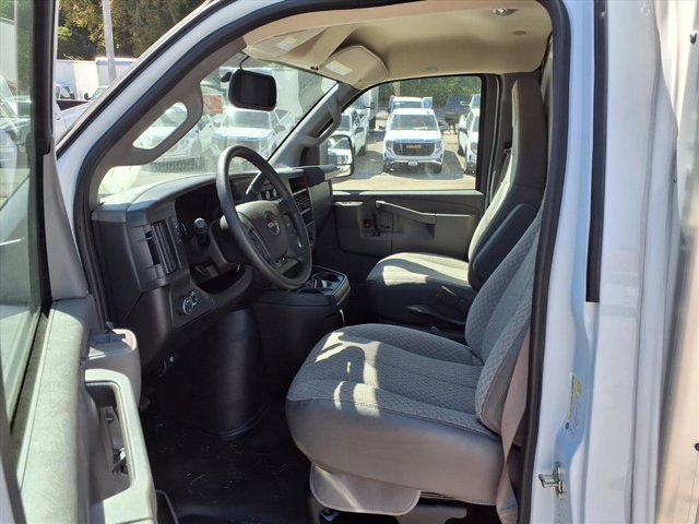 2025 GMC Savana Base Image 8 of 23