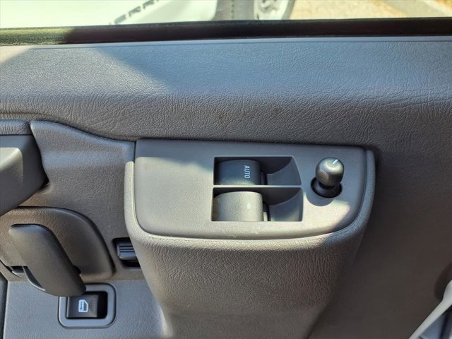 2025 GMC Savana Base Image 21 of 23