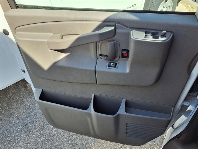 2025 GMC Savana Base Image 18 of 23