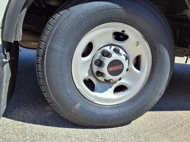 2025 GMC Savana Base Image 6 of 23