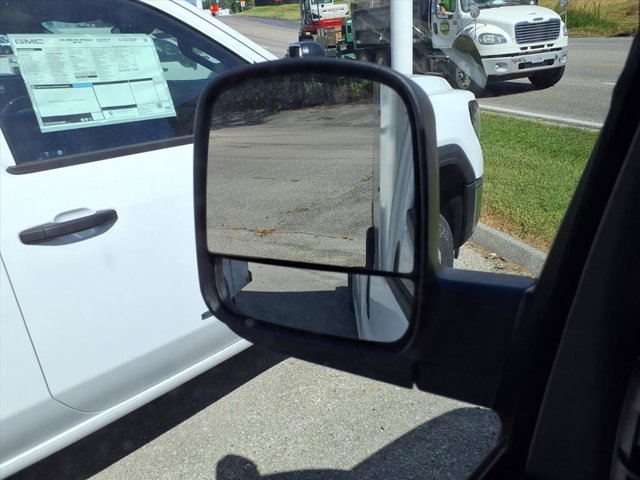 2025 GMC Savana Base Image 17 of 23