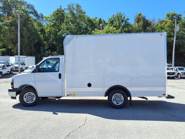 2025 GMC Savana Base Image 5 of 23