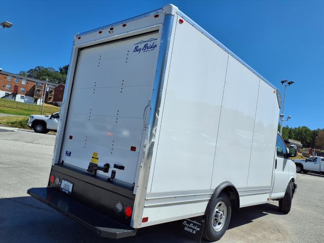 2025 GMC Savana Base Image 3 of 23