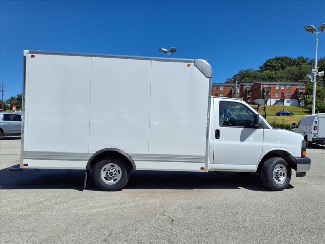 2025 GMC Savana Base Image 2 of 23