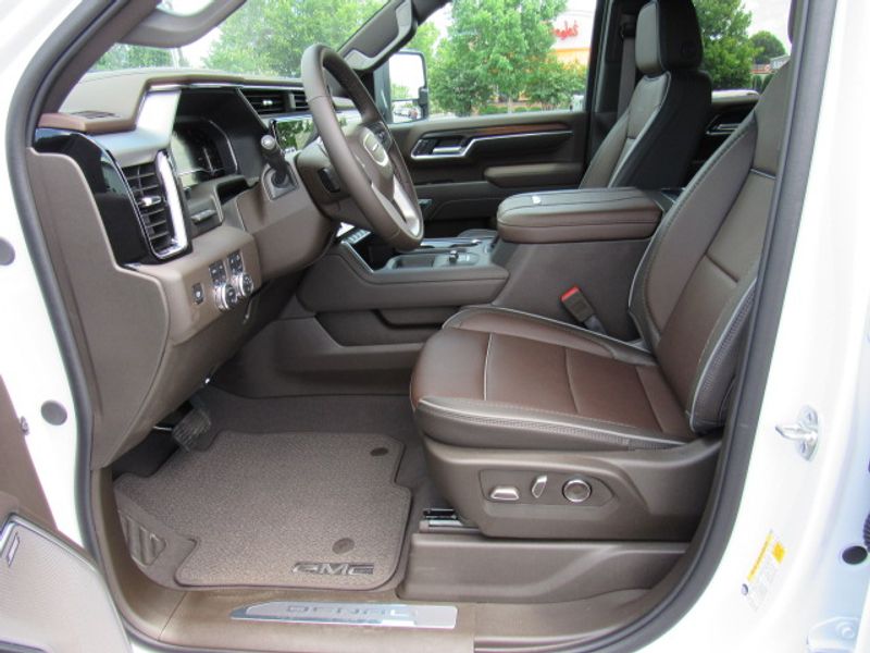 Vehicle image 11 of 25