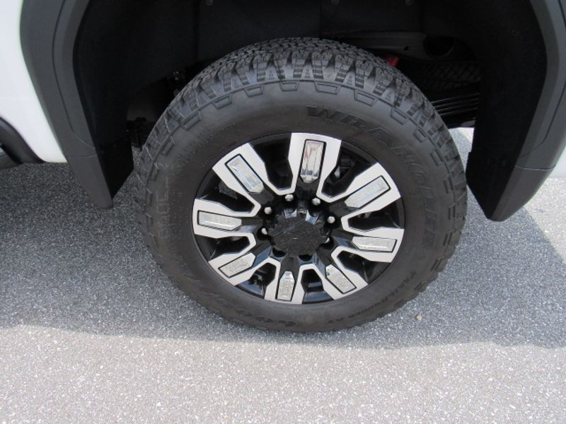 Vehicle image 8 of 25