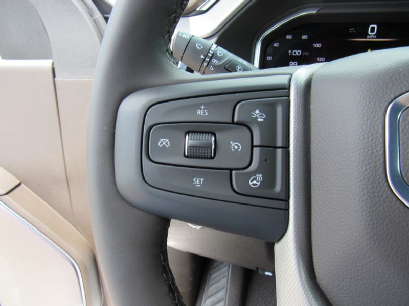 Vehicle image 21 of 25