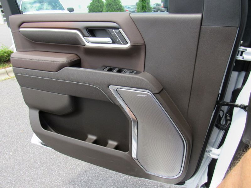 Vehicle image 17 of 25