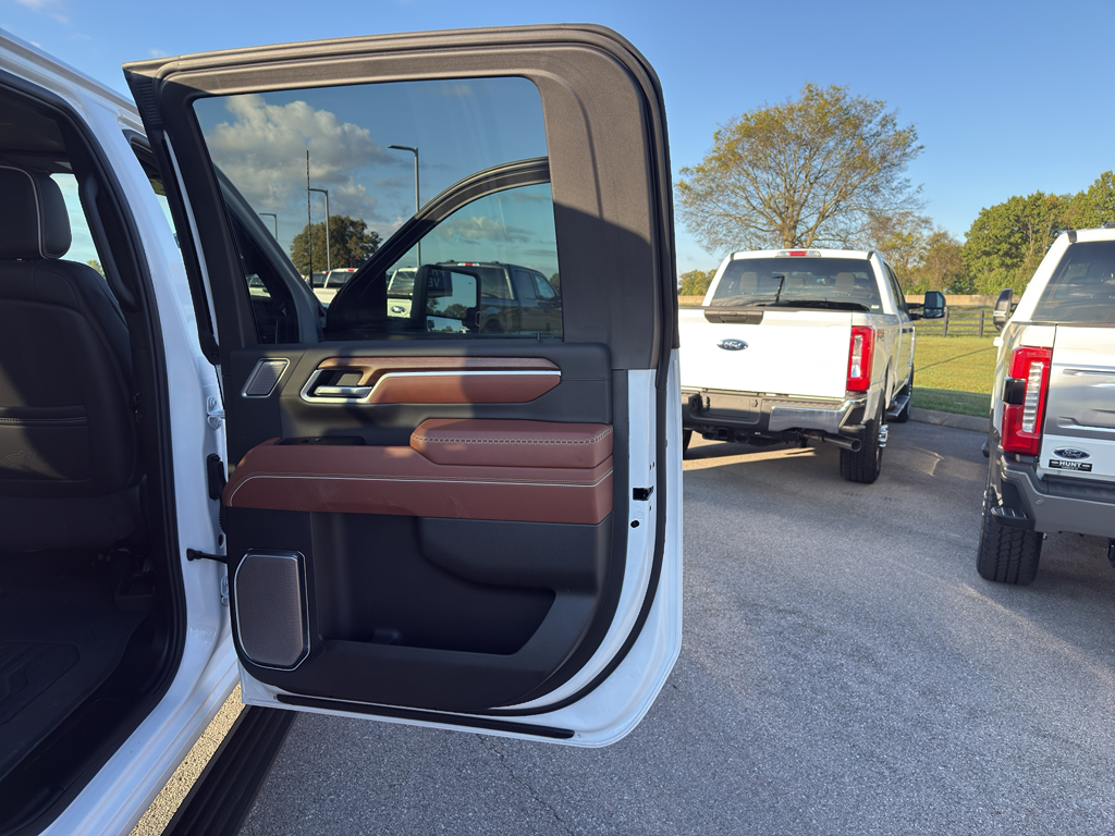 2025 GMC Sierra 2500HD Denali Ultimate Image 12 of 21