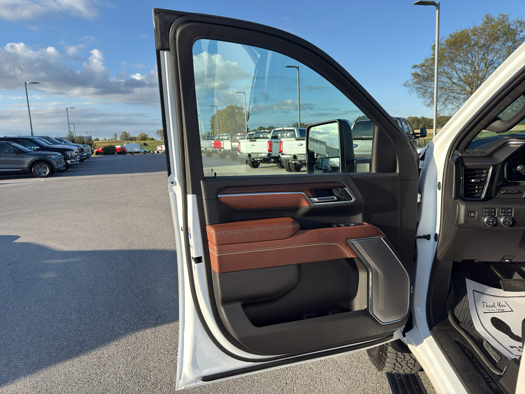 2025 GMC Sierra 2500HD Denali Ultimate Image 18 of 21