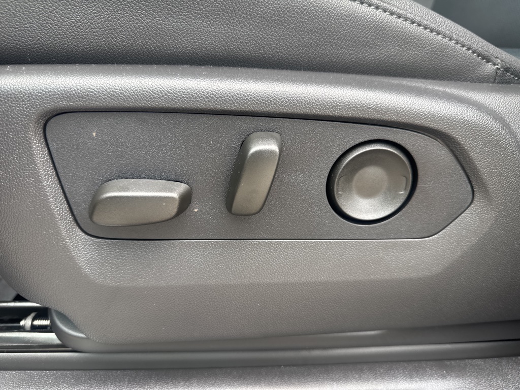 Vehicle image 23 of 26