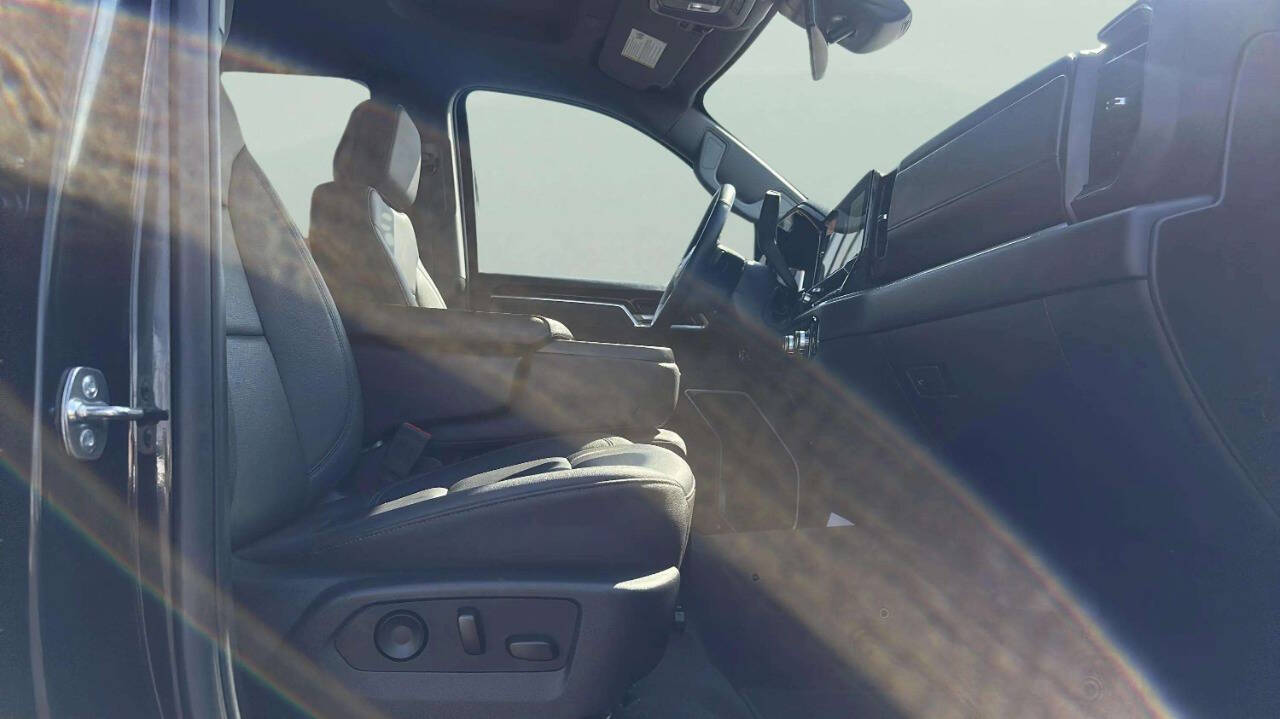 2025 GMC Sierra 1500 SLT Image 9 of 13