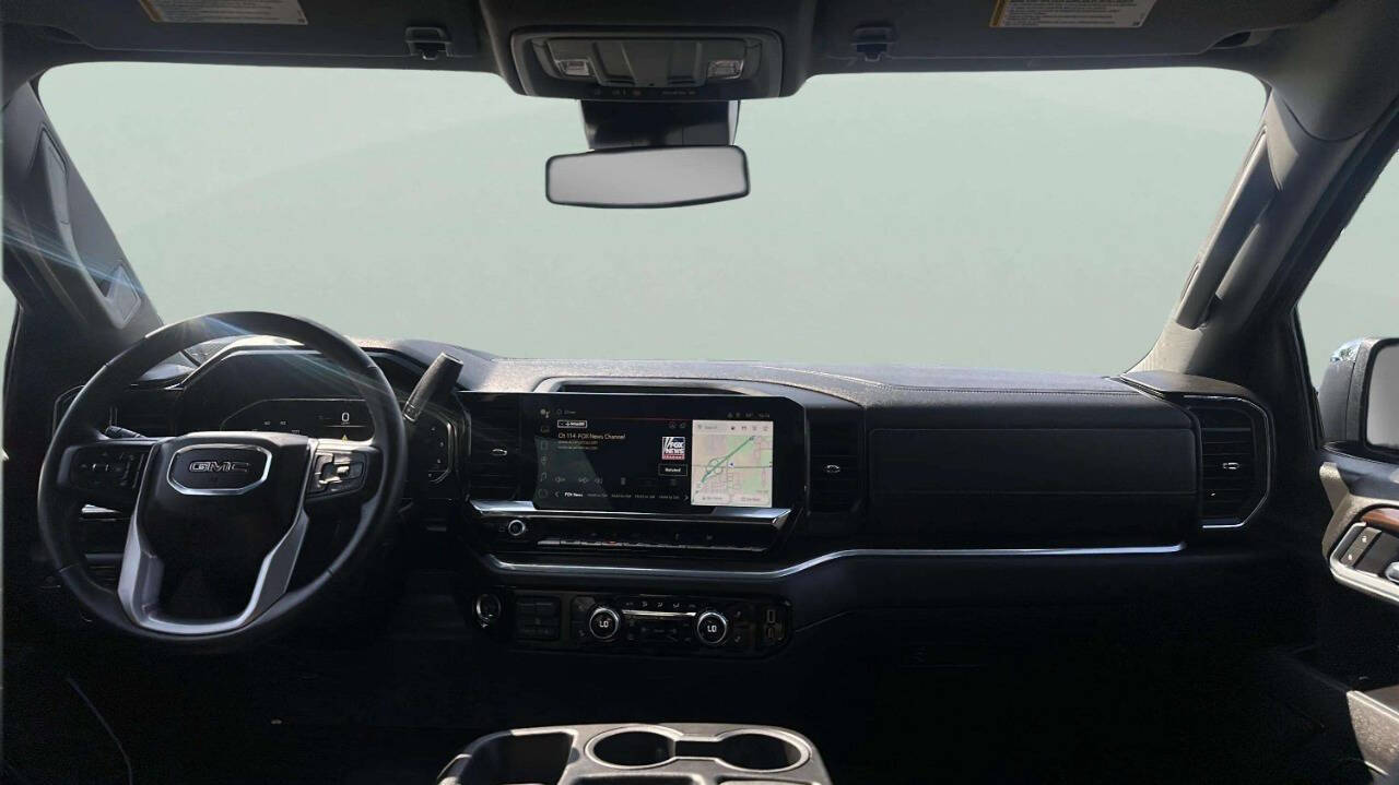 2025 GMC Sierra 1500 SLT Image 10 of 13