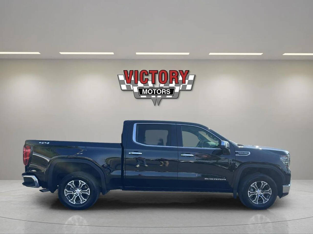 2025 GMC Sierra 1500 SLT Image 3 of 13