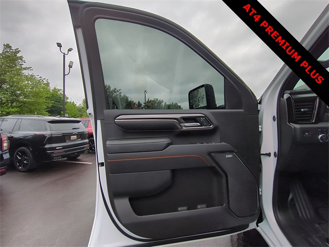 2025 GMC Sierra 2500HD AT4 Image 18 of 36