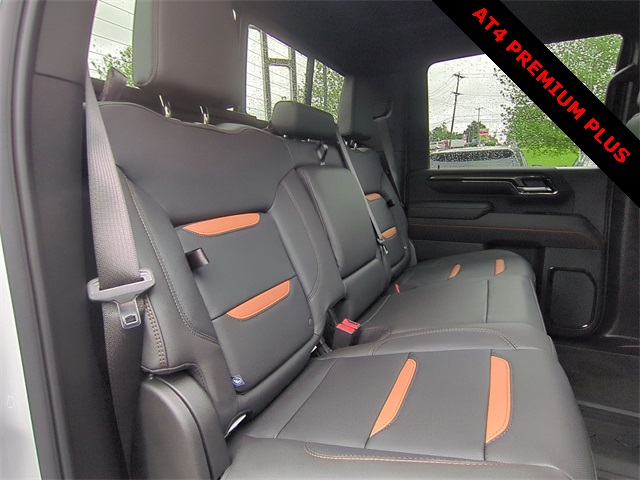 2025 GMC Sierra 2500HD AT4 Image 13 of 36