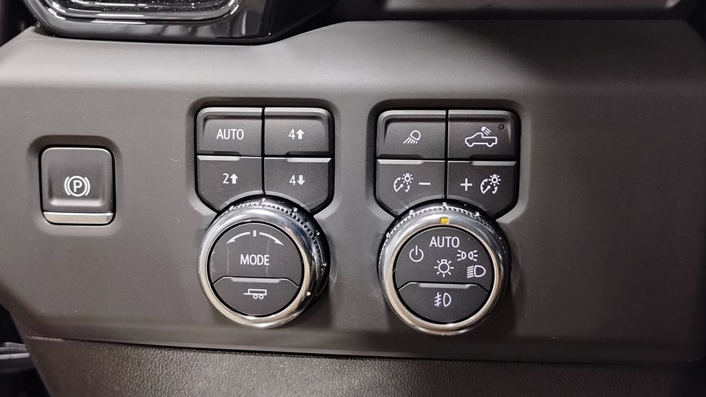 Vehicle image 33 of 43