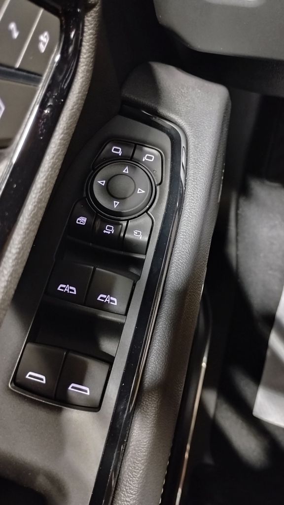 Vehicle image 27 of 43