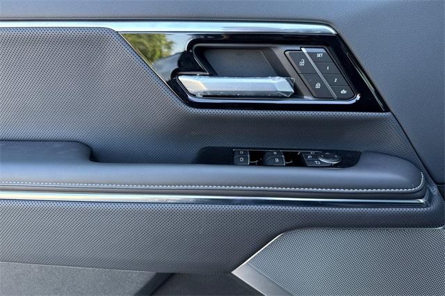Vehicle image 11 of 41
