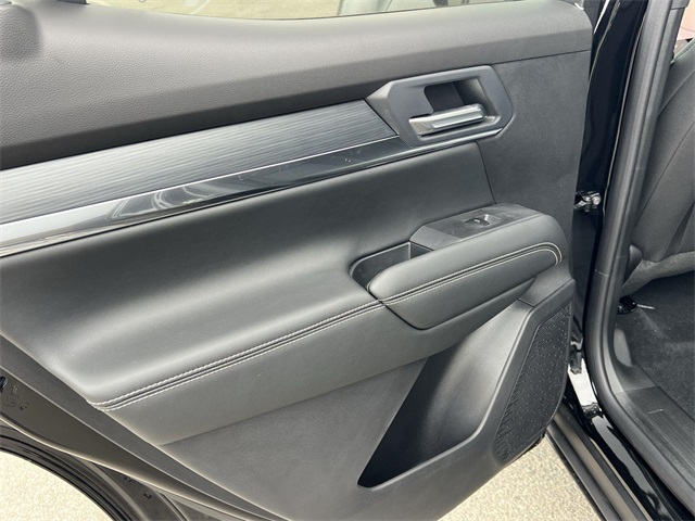 Vehicle image 21 of 26