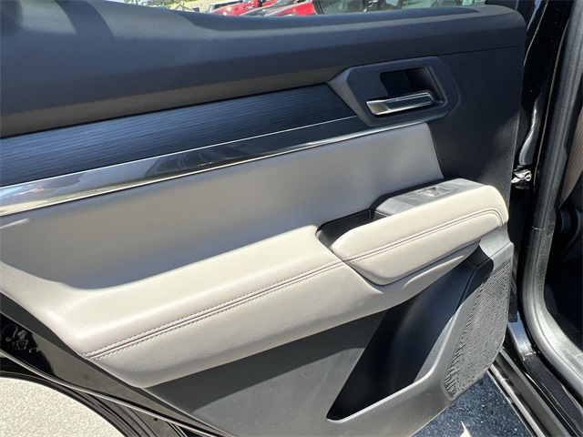 Vehicle image 22 of 26