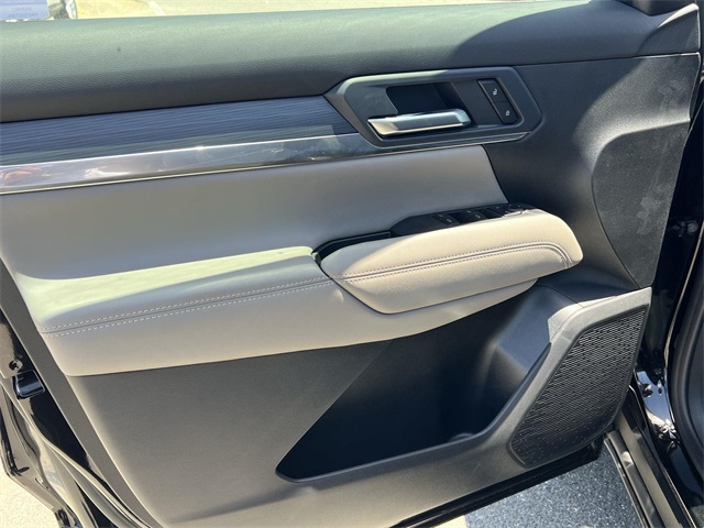 Vehicle image 21 of 26