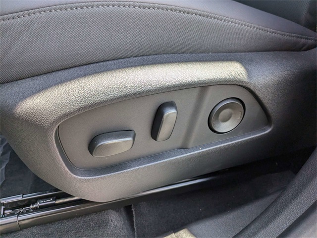 Vehicle image 21 of 34