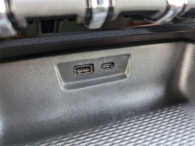 Vehicle image 25 of 34