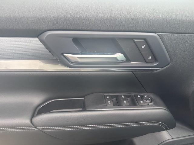Vehicle image 10 of 28