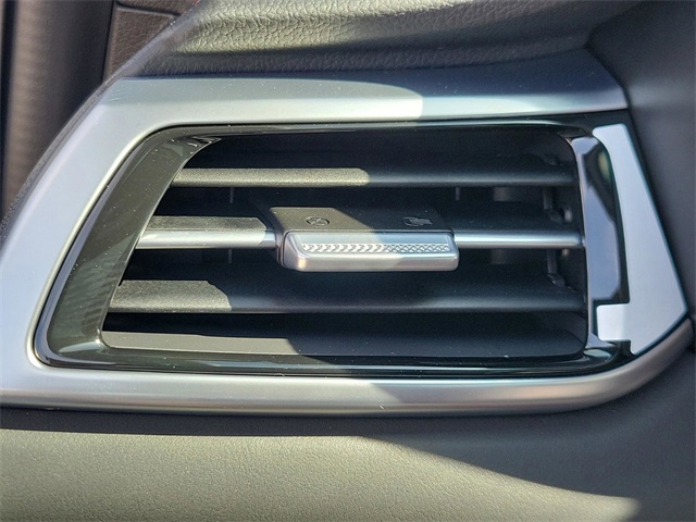 Vehicle image 25 of 34