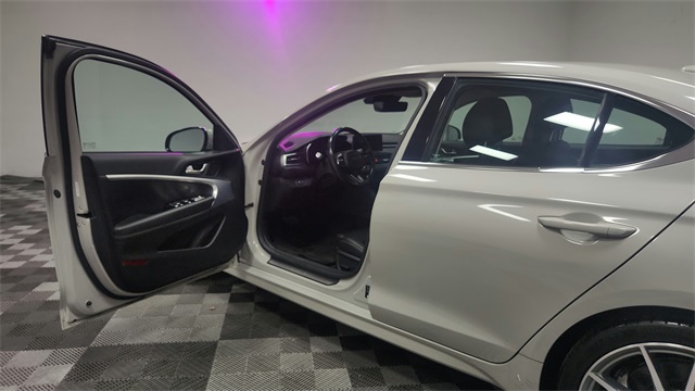 2025 Genesis G70 2.5T Image 17 of 25