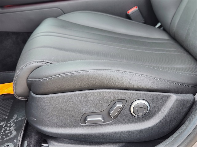 2025 Genesis G80 2.5T Image 15 of 23