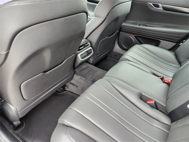 2025 Genesis G80 2.5T Image 16 of 23