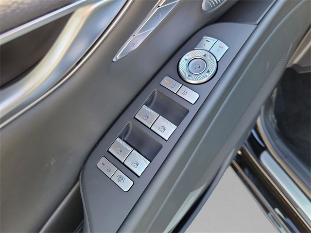 Vehicle image 24 of 30