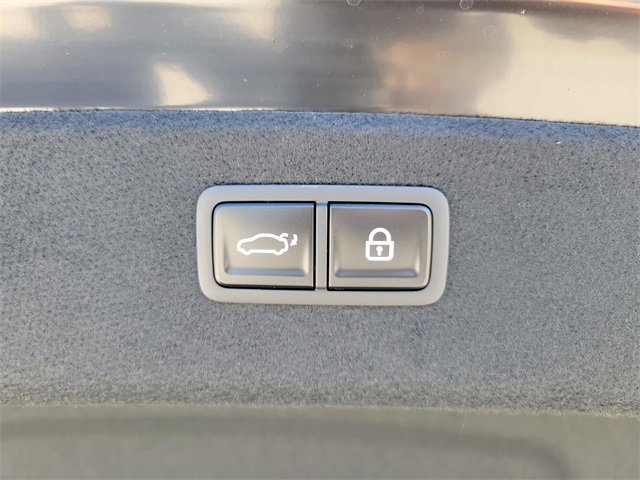 Vehicle image 23 of 30