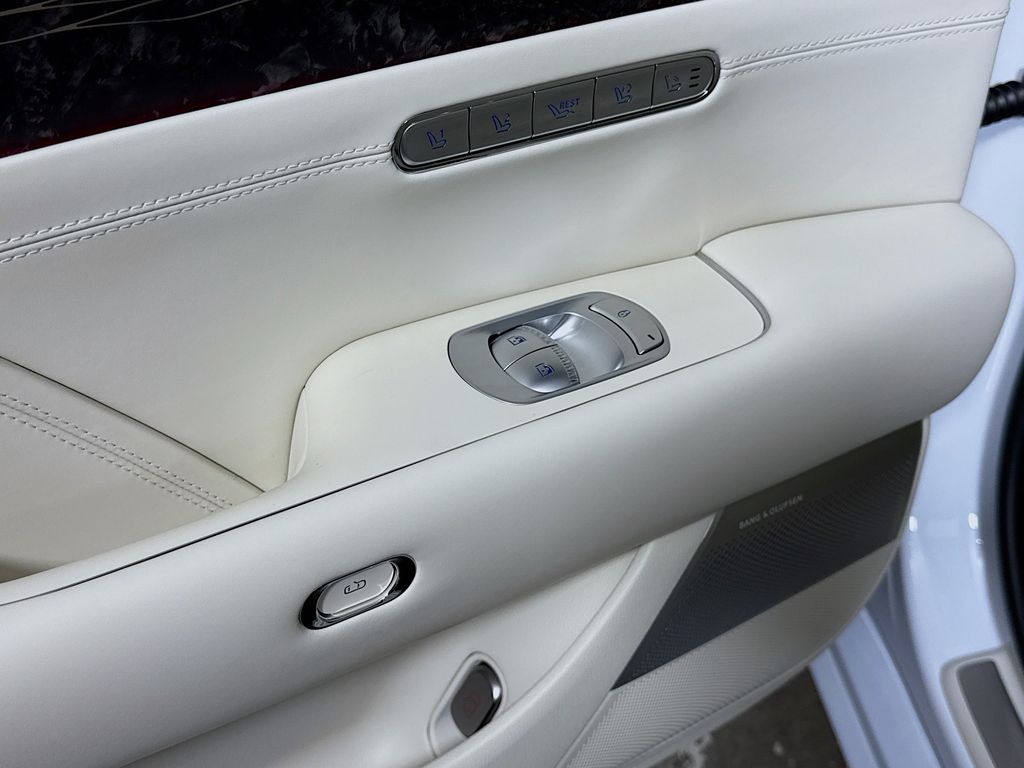 Vehicle image 28 of 36