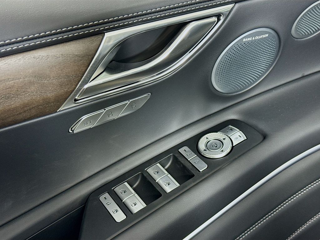 Vehicle image 25 of 35