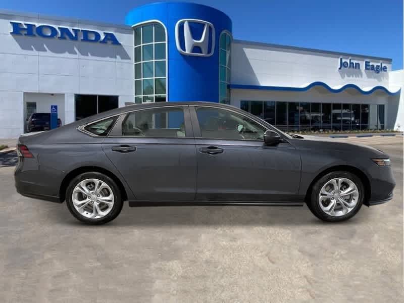 Vehicle image 4 of 28