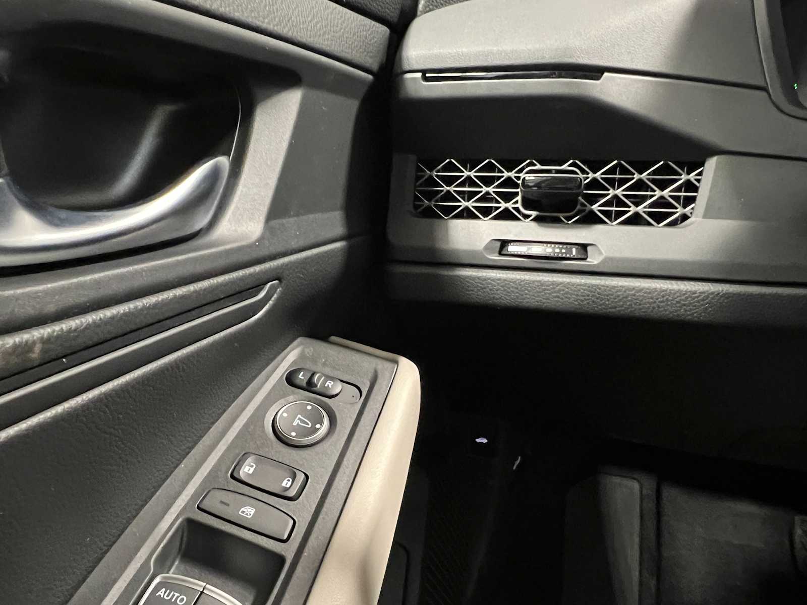 Vehicle image 17 of 28