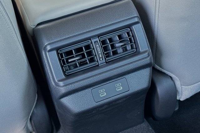 Vehicle image 14 of 31