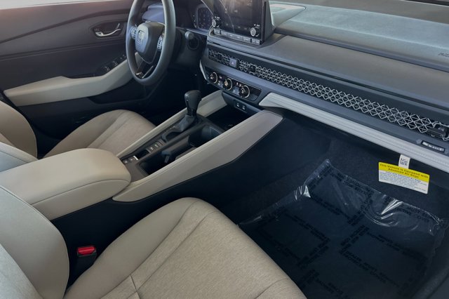 Vehicle image 17 of 31