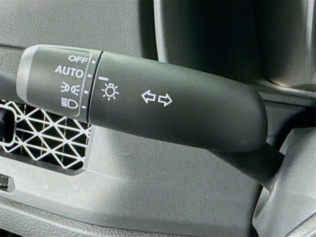 Vehicle image 18 of 40