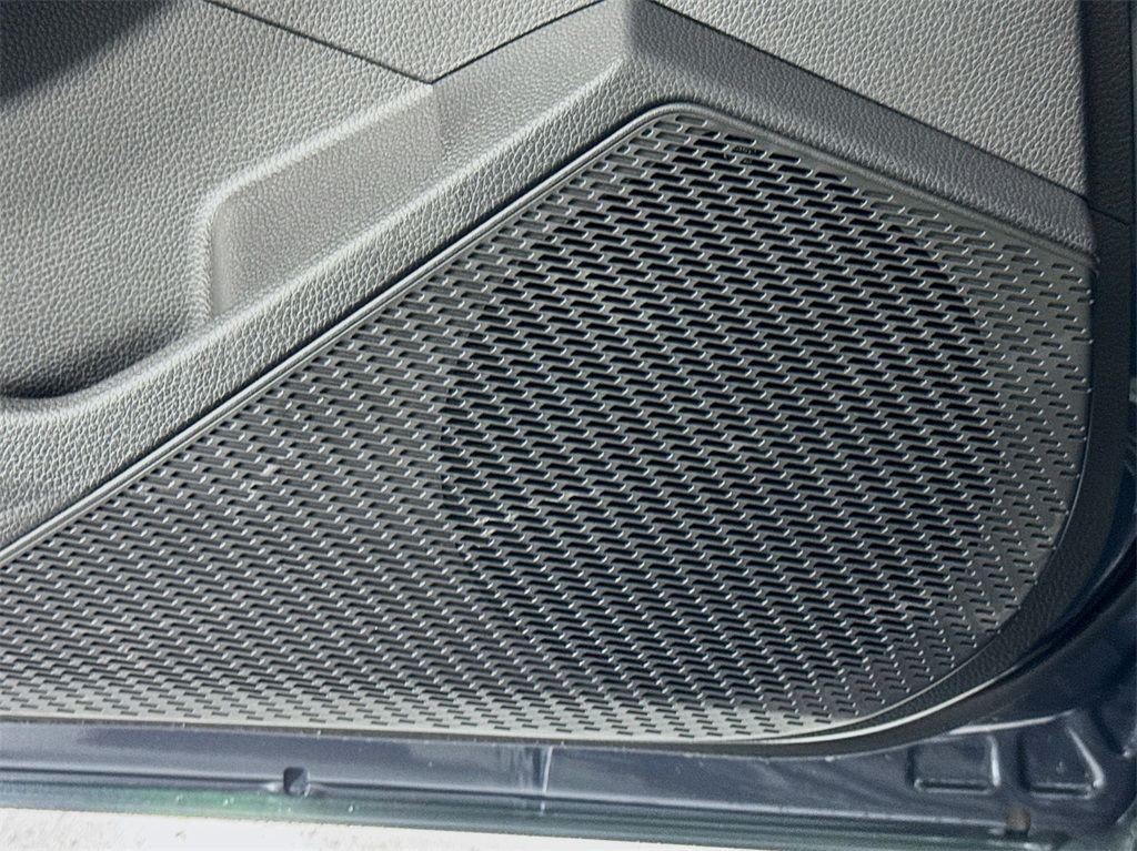 Vehicle image 27 of 40