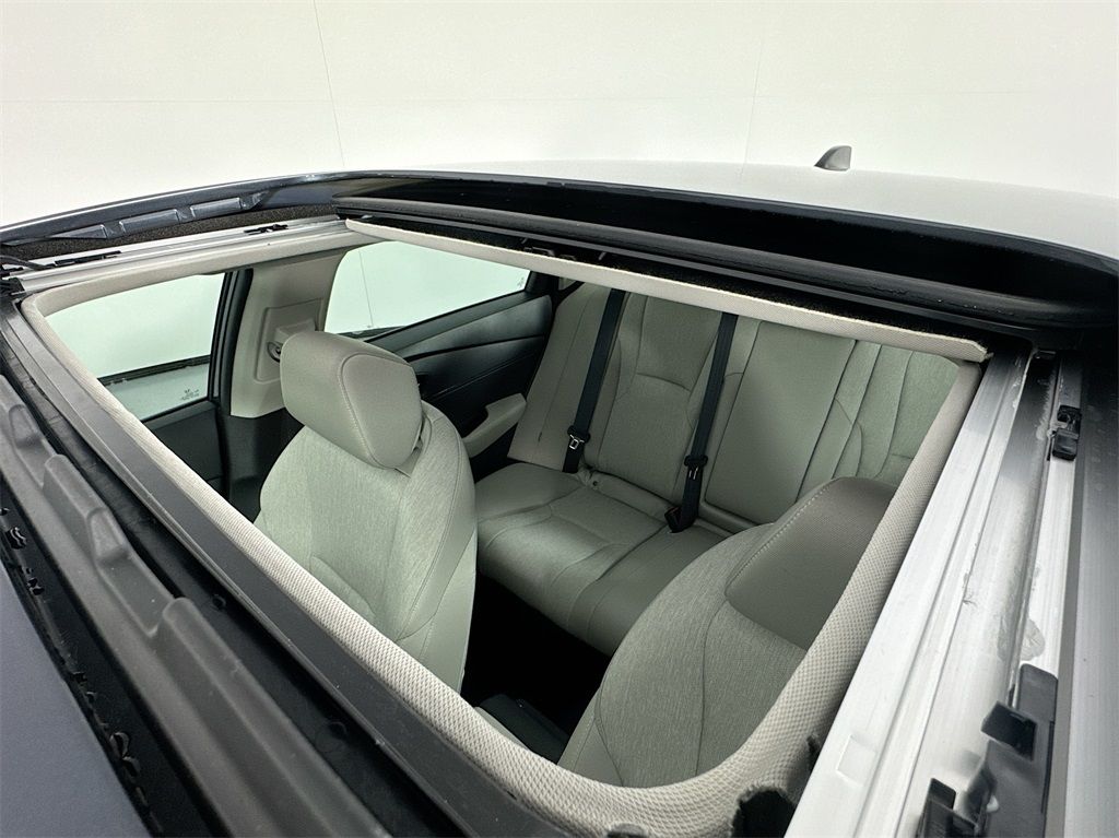 Vehicle image 31 of 40