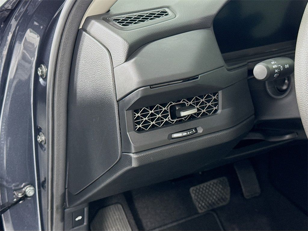 Vehicle image 16 of 40