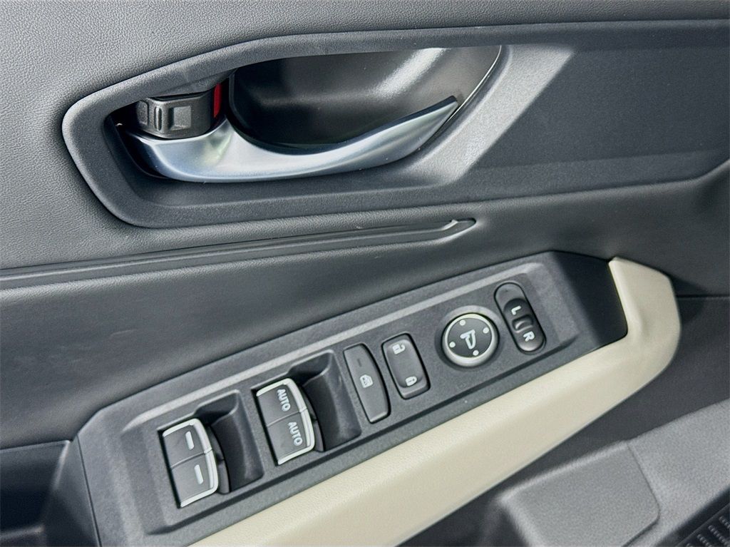 Vehicle image 26 of 40