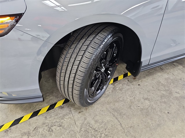 Vehicle image 33 of 36